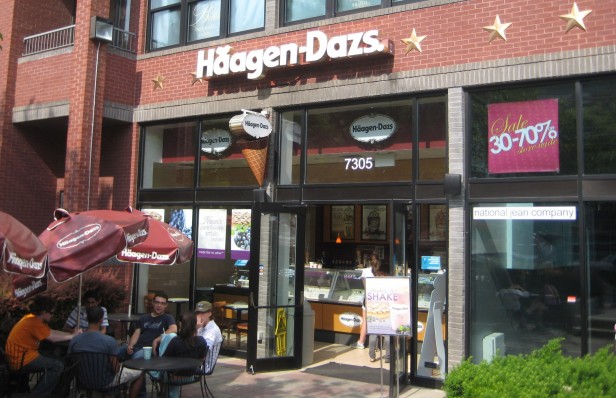 A group enjoys their Haagen-Dazs ice cream on a warm spring day. This summer, Haagen-Dazs will relocate to Giffords old location. Photo by Eyal Hanfling.