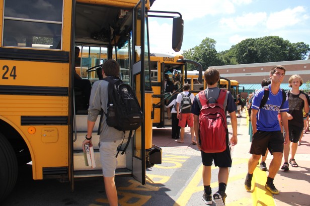 Students board busses after the first day of school. Photo by Paula Ospina.