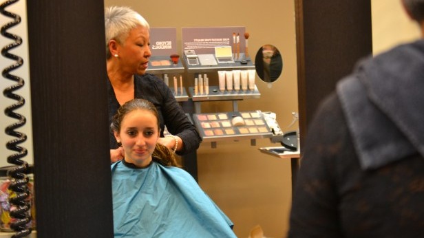 The Sports Booster Club held a fundraiser at HairKu Salon this Sunday. Anyone who made a donation to the booster club received a free haircut, blowout, facial consultation or seated massage. Photo by Abigail Cutler. 