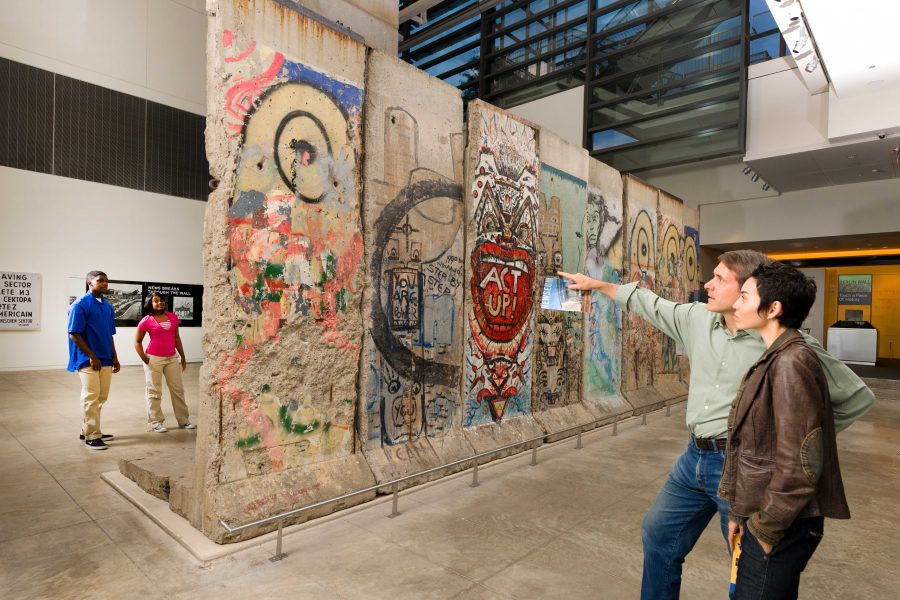 Berlin Wall Gallery.  Credit: Sam Kittner/Newseum.