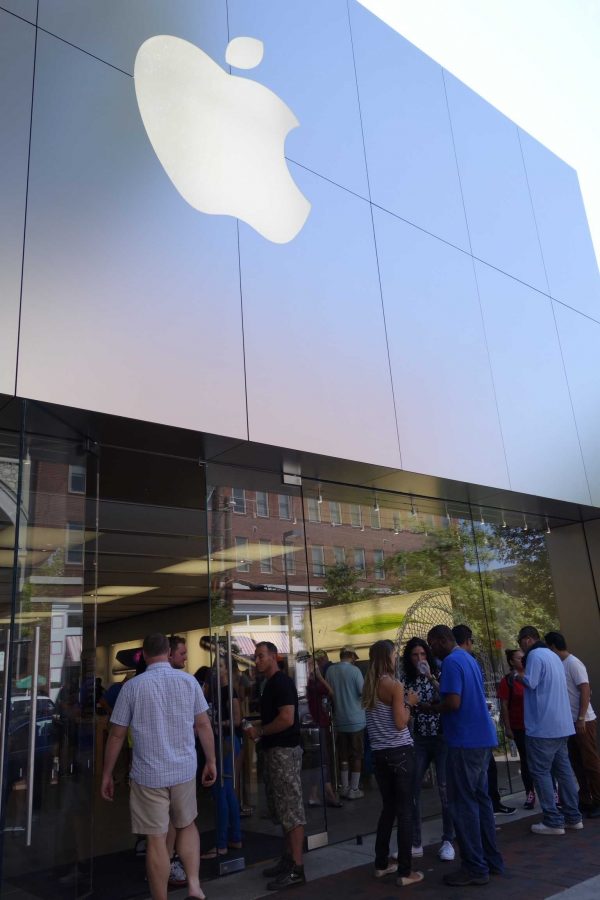 Customers line up outside the Apple store in Bethesda for the iPhone 6. Photo by Jordan Schnitzer.