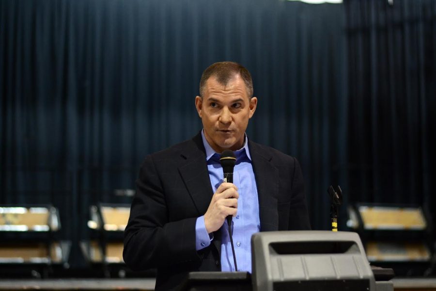 New York Times columnist Frank Bruni speaks to parents and students about the college admissions process. Photo by Michelle Jarcho.