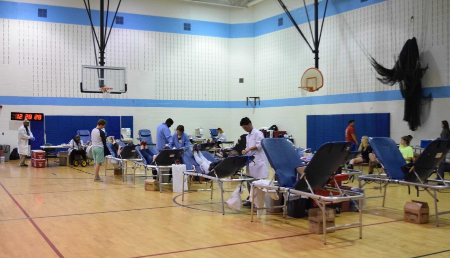 Members of the Whitman community in the gym for Thursdays Blood Drive. Photo by Rachel Hazan.