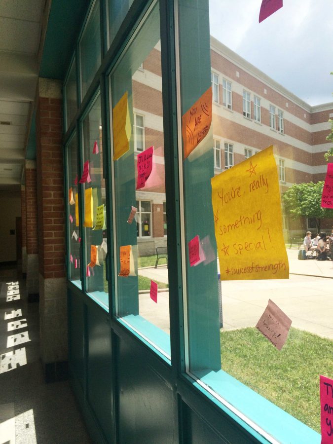 Sources of Strength scattered positive sticky notes on the courtyard windows, aiming to brighten students days. Photo by Carmen Molina.