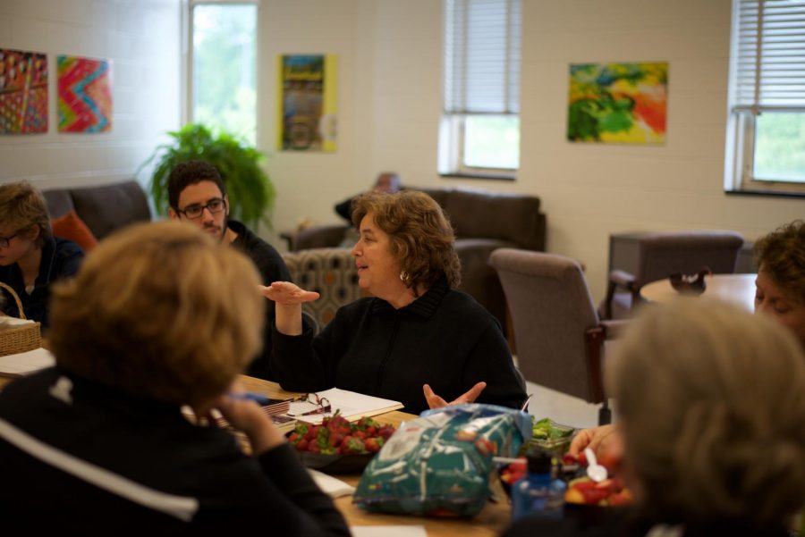 Poet Elizabeth Rees speaks to teachers during sixth lunch on Friday, May 12 about strategies for teaching poetry in schools. Rees visited English and creative writing classes May 8-12 in order to better educate students and teachers on poetry. Photo by Annabelle Gordon.