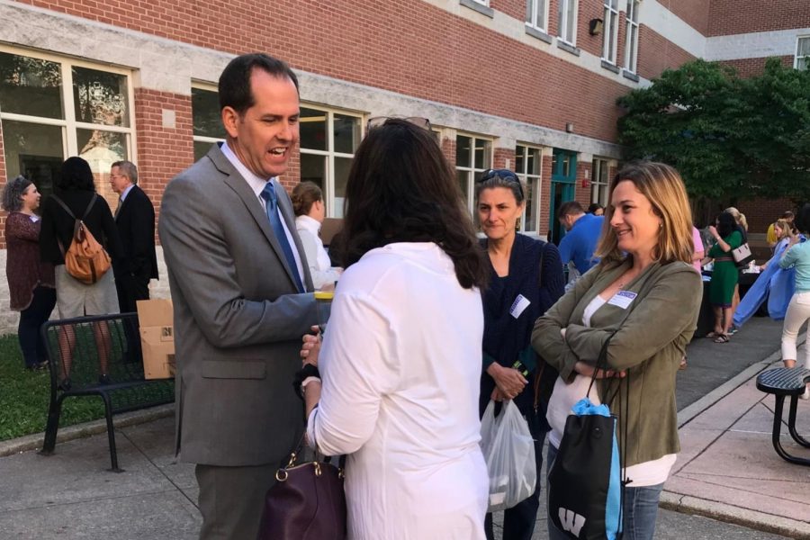 Incoming principal Robert Dodd talks to parents at the annual principals coffee for new parents June 12. Dodd will host three more coffees this summer open to all parents. Photo courtesy of Elizabeth Drye. 
