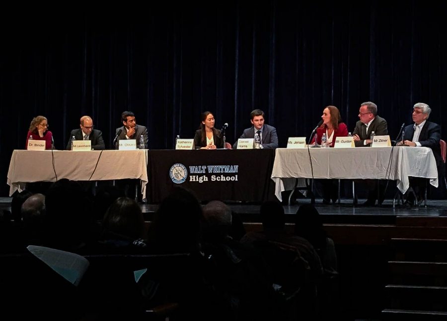 Panelists+discuss+questions+posed+by+moderators+Katherine+Sylvester+and+Daniel+Harris+at+Speech+and+Debates+second+annual+political+panel.+The+discussion+covered+a+wide+range+of+questions%2C+from+political+polarization+in+the+U.S.+to+Brexit.