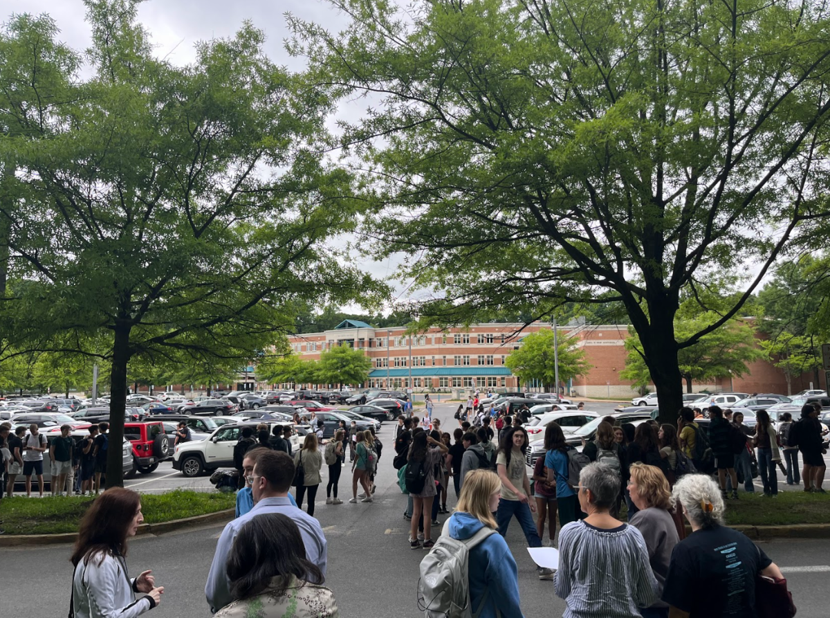 Whitman Principal Robert Dodd announced Whitman’s immediate evacuation on the loudspeaker during lunch. Students and staff promptly exited the building, walking outside into the parking lot towards Whittier Boulevard. 