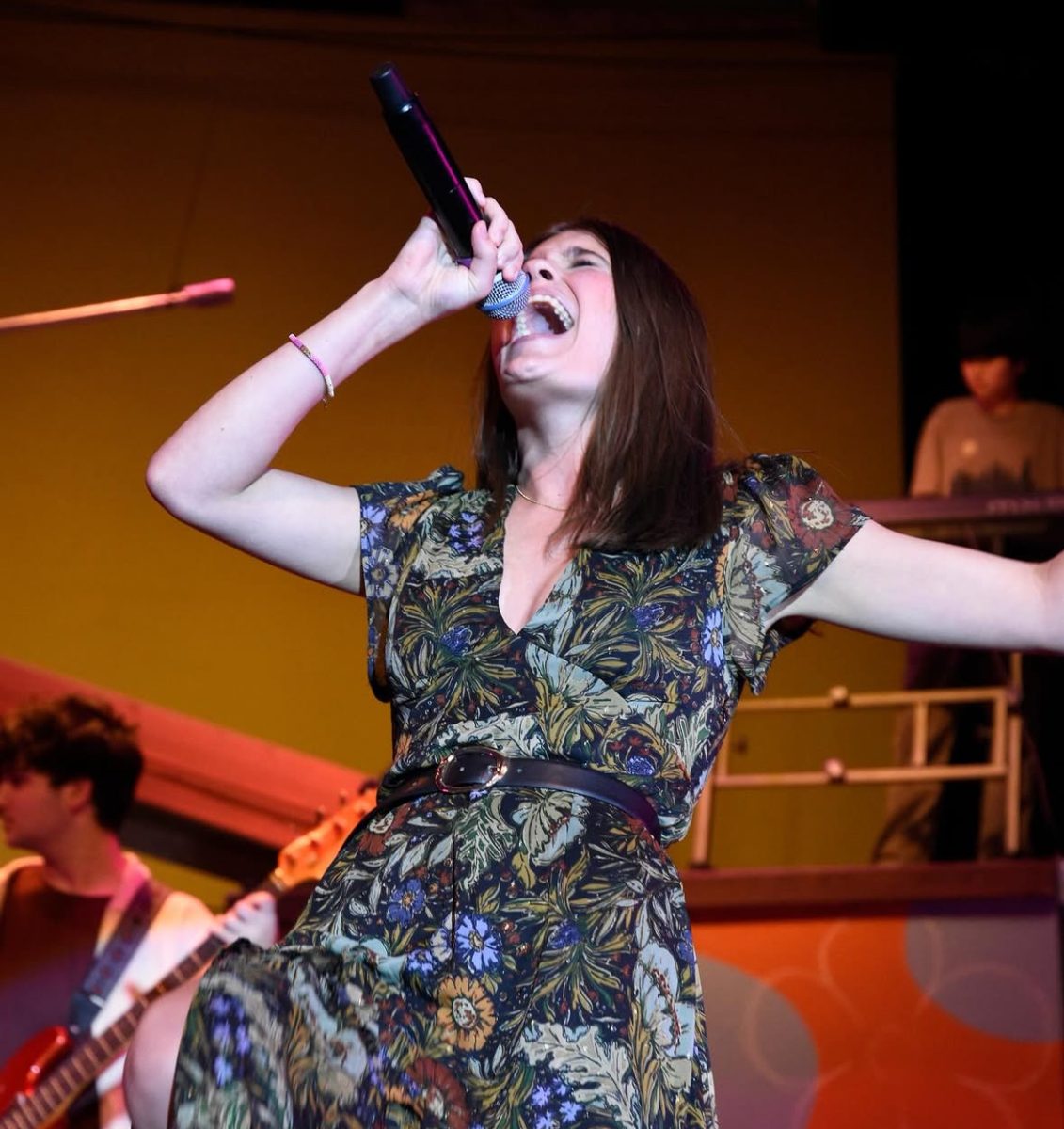 Vintage and well-known tracks, such as “Hit Me With Your Best Shot” and “Walking on Sunshine,” made up most of the setlist. The set design evoked a 1960s hippie style, with bright colors, floral patterns and peace signs. 